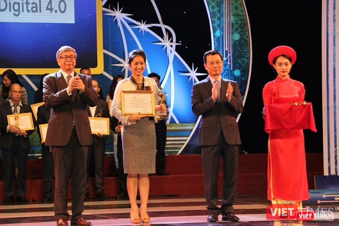 Bộ trưởng Bộ Thông tin và Truyền thông Nguyễn Mạnh Hùng và Giáo sư Viện sĩ Đặng Vũ Minh - Chủ tịch Liên hiệp các hội KHKT Việt Nam trao giải thưởng cho các đơn vị có ứng dụng công nghệ số xuất sắc