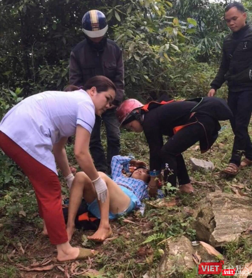 Hộ lý Nguyễn Thị Mẫn hỗ trợ bác sĩ cứu sản phụ Hoàng Thị Giàng đẻ rơi