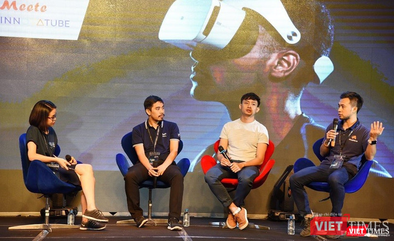 CEO AhaMove Nguyễn Xuân Trường (bên phải) và các diễn giả tại Vietnam Frontier Summit 2018 CEO AhaMove Nguyễn Xuân Trường (bên phải) và các diễn giả tại Vietnam Frontier Summit 2018
