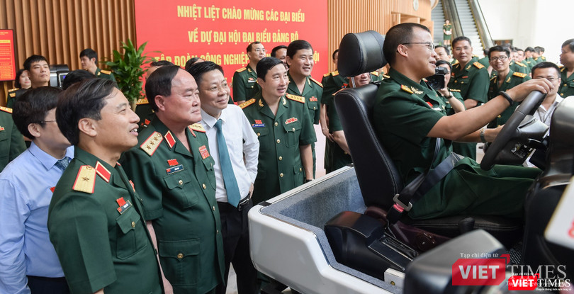 Các đại biểu tham quan mô hình lái xe VOTO