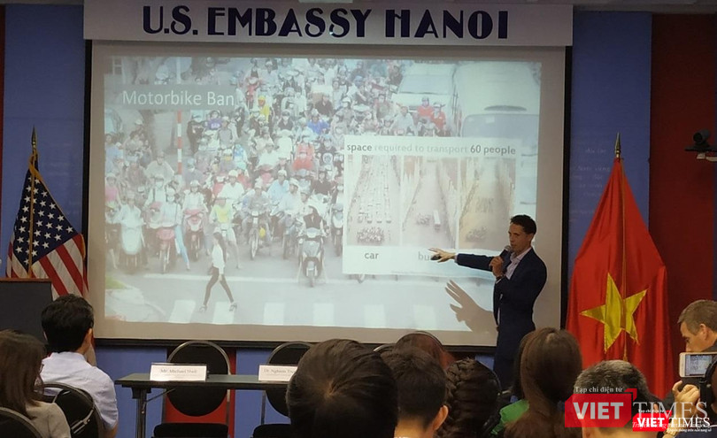 Nhà Kinh tế học Michael Shell choh rằng với thực tiễn tại Việt Nam, xe máy hiệu quả hơn về mặt không gian giao thông. Nhà Kinh tế học Michael Shell choh rằng với thực tiễn tại Việt Nam, xe máy hiệu quả hơn về mặt không gian giao thông.