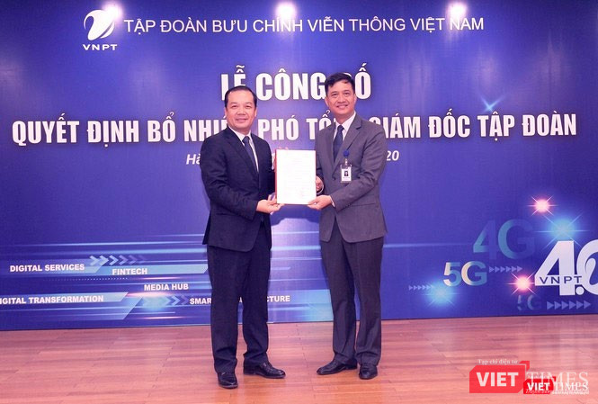Ông Nguyễn Nam Long (bên phải), Tổng Giám đốc VNPT-VinaPhone nhận quyết định bổ nhiệm làm Phó Tổng Giám đốc VNPT