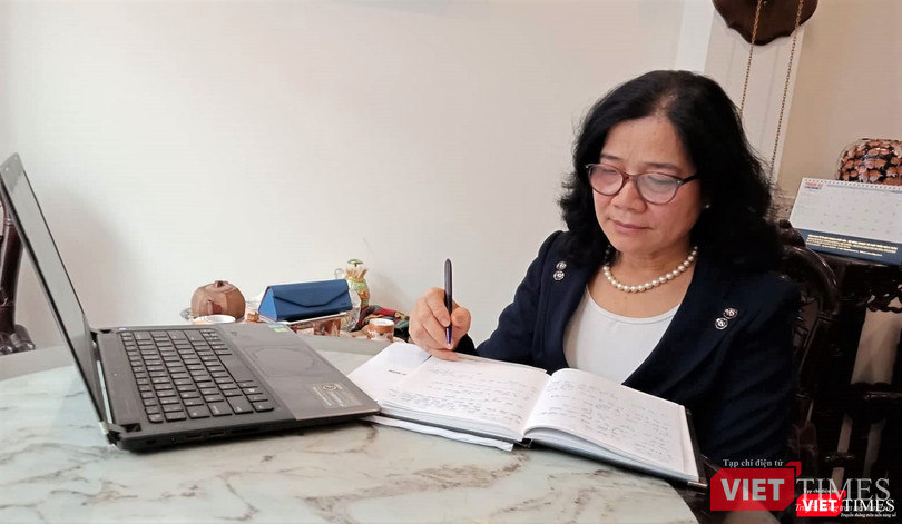 TS Trần Thị Dung làm việc tại nhà riêng TS Trần Thị Dung làm việc tại nhà riêng