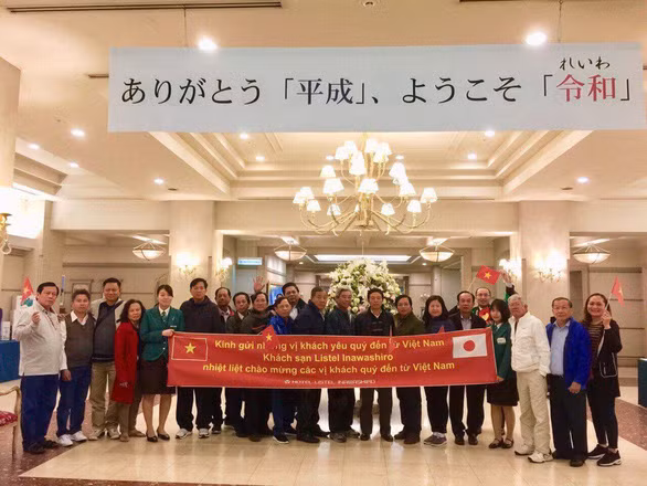 Ông Trịnh Sướng (bìa trái), ông Huỳnh Văn Sum (thứ 6 từ trái sang) cùng đoàn cán bộ lãnh đạo, nguyên lãnh đạo tỉnh Sóc Trăng chụp ảnh lưu niệm tại Nhật Bản. Việc này khiến dư luận nghi ngờ về những hành vi gian lận.