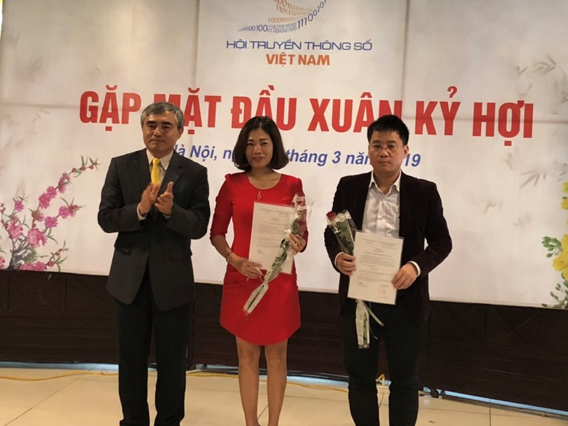 Chủ tịch Nguyễn Minh Hồng trao Quyết định bổ nhiệm cán bộ cho bà Nguyễn Thị Bích Lan và ông Nguyễn Xuân Đồng. Chủ tịch Nguyễn Minh Hồng trao Quyết định bổ nhiệm cán bộ cho bà Nguyễn Thị Bích Lan và ông Nguyễn Xuân Đồng.