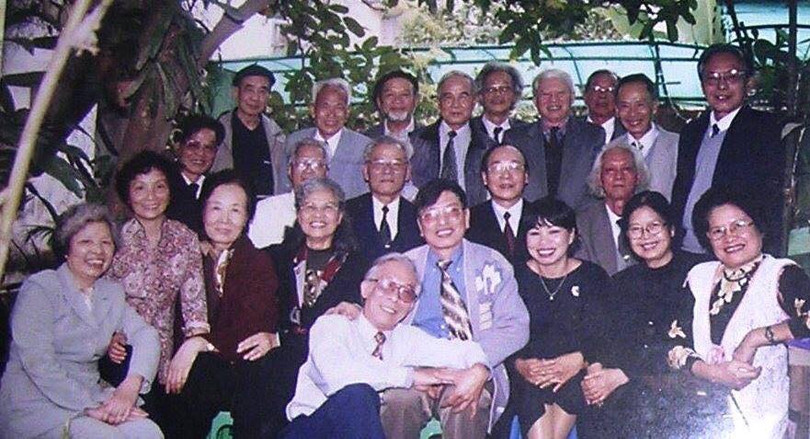 Nhà văn Xuân Cang (áo xanh, ngồi hàng đầu) và cô QC ngồi bên trái ông.