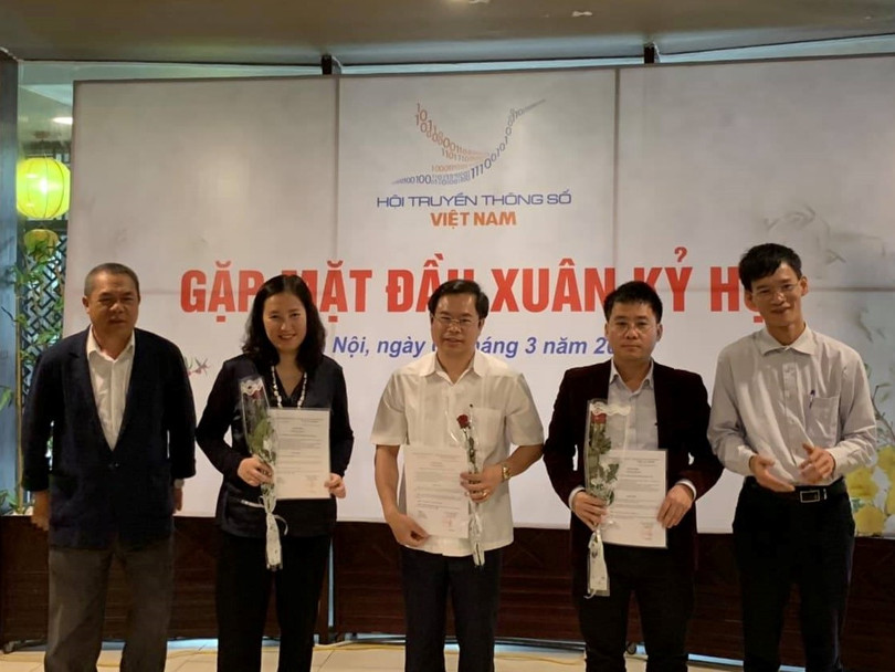 Phó chủ tịch thường trực Nguyễn Xuân Cường và Phó chủ tịch, Tổng thư ký Lê Đức Sảo cùng các hội viên cá nhân nhận Giấy chứng nhận hội viên mới. Phó chủ tịch thường trực Nguyễn Xuân Cường và Phó chủ tịch, Tổng thư ký Lê Đức Sảo cùng các hội viên cá nhân nhận Giấy chứng nhận hội viên mới.