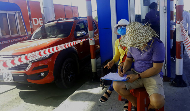 Người ngồi kiểm đếm xe tại Trạm BOT Ninh Lộc Người ngồi kiểm đếm xe tại Trạm BOT Ninh Lộc