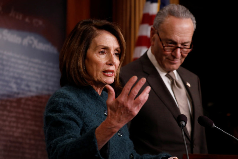 Nancy Pelosi (trái), lãnh đạo đảng Dân chủ ở Hạ viện, và Chuck Schumer (phải), lãnh đạo đảng Dân chủ ở Thượng viện.