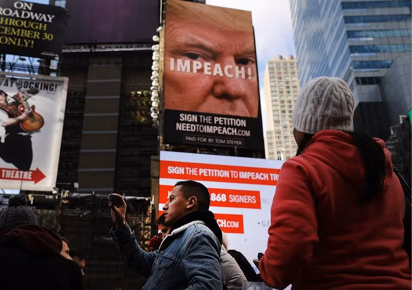 Một bảng quảng cáo ở Quảng trường Thời Đại (New York), kêu gọi phế truất Tổng thống Donald Trump.