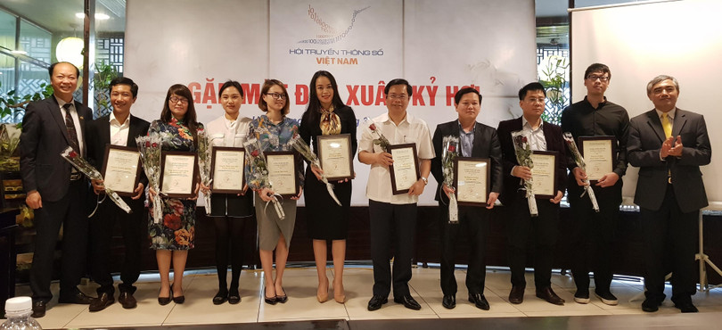 Chủ tịch Nguyễn Minh Hồng và Phó chủ tịch Nguyễn Đình Thắng trao Quyết định kết nạp hội viên tập thể và hoa cho các đơn vị Chủ tịch Nguyễn Minh Hồng và Phó chủ tịch Nguyễn Đình Thắng trao Quyết định kết nạp hội viên tập thể và hoa cho các đơn vị