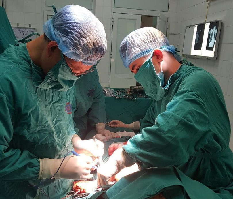 Bác sĩ Bệnh viện K phẫu thuật chữa ung thư cho bệnh nhân cao tuổi. Bác sĩ Bệnh viện K phẫu thuật chữa ung thư cho bệnh nhân cao tuổi.