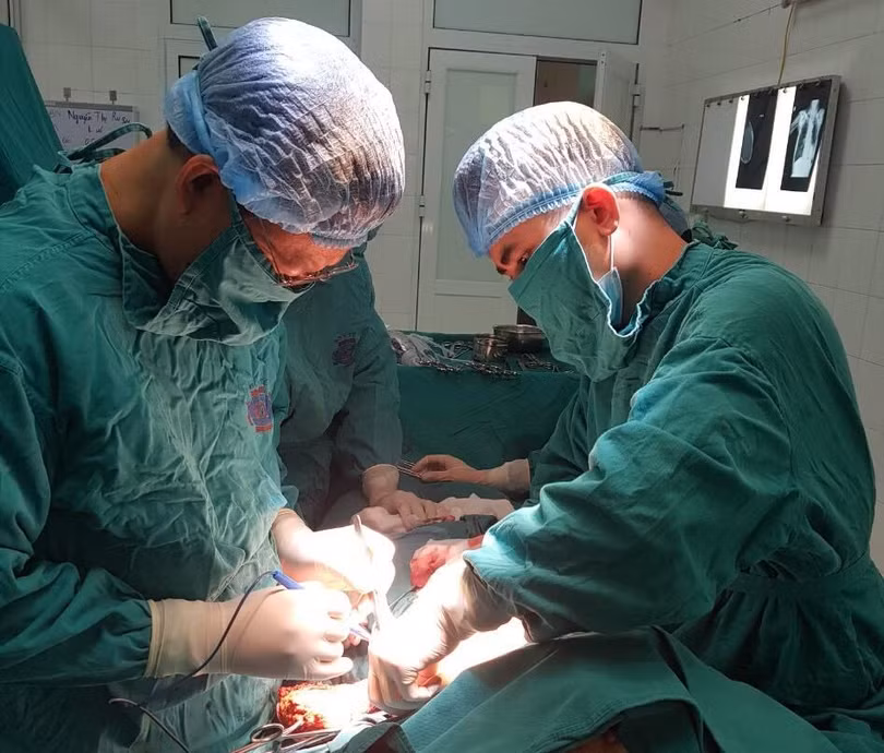 Bác sĩ Bệnh viện K phẫu thuật chữa ung thư cho bệnh nhân cao tuổi.