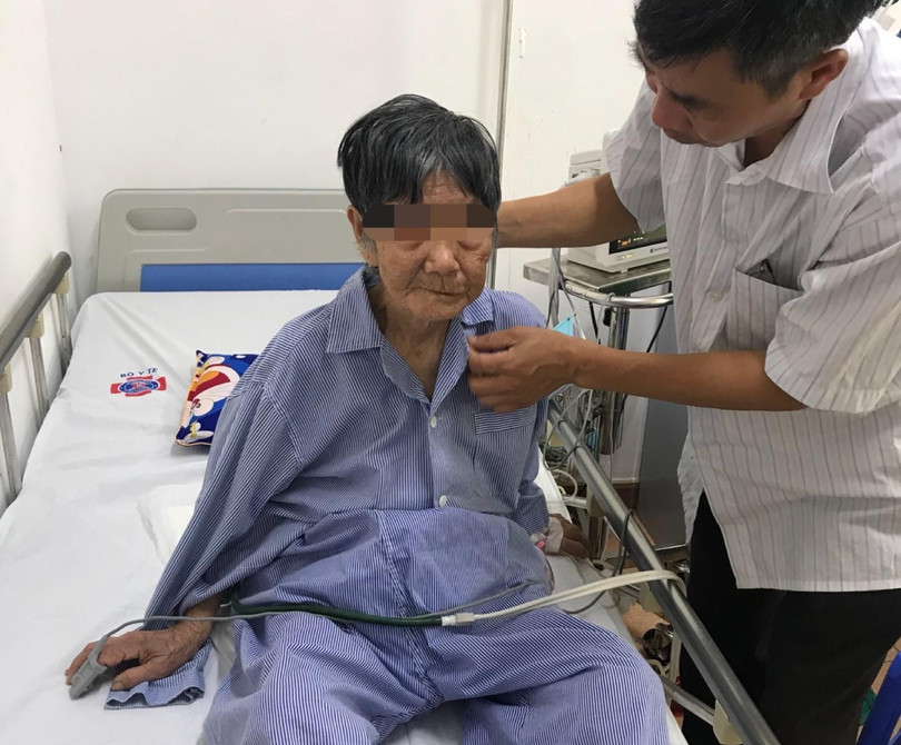 Bệnh nhân R. (92 tuổi) sau ca mổ điều trị ung thư vú Bệnh nhân R. (92 tuổi) sau ca mổ điều trị ung thư vú