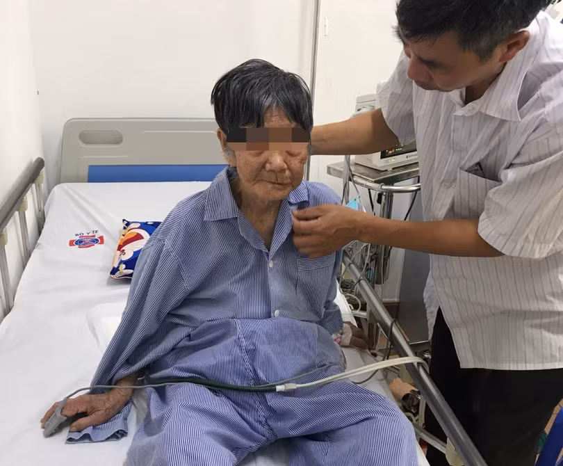 Bệnh nhân R. (92 tuổi) sau ca mổ điều trị ung thư vú