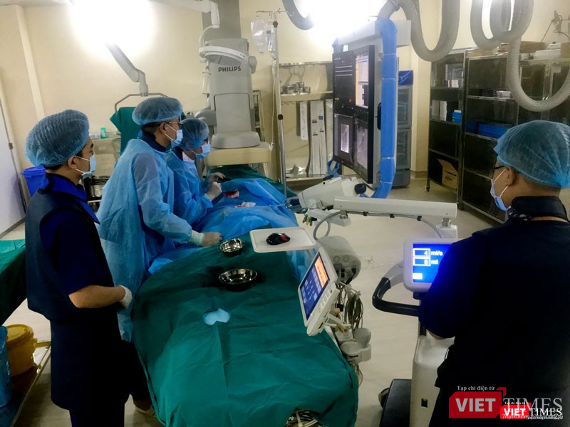 Nhóm bác sĩ tại Bệnh viện K sử dụng kỹ thuật chụp mạch số hóa xóa nền (DSA). Nhóm bác sĩ tại Bệnh viện K sử dụng kỹ thuật chụp mạch số hóa xóa nền (DSA).