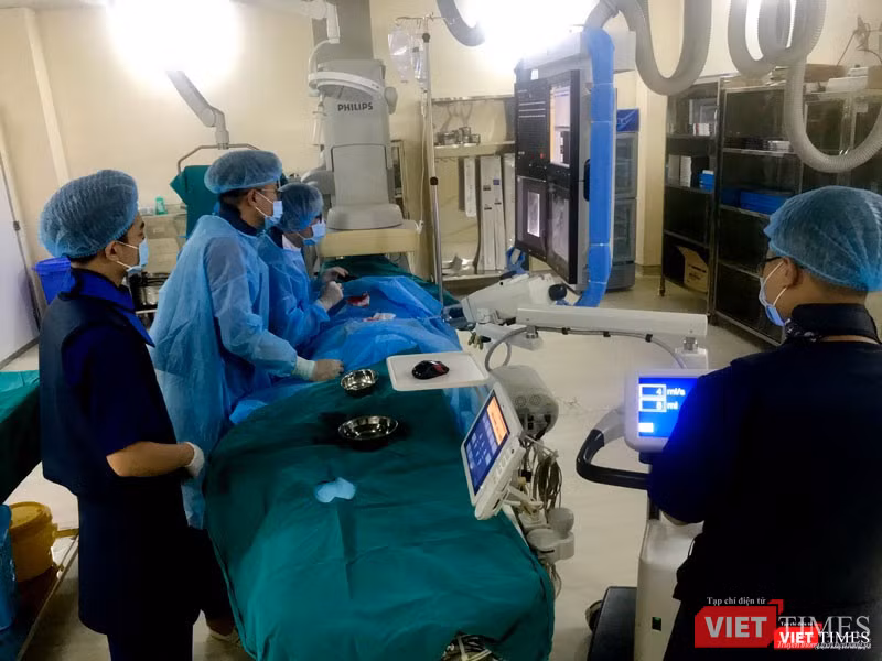 Nhóm bác sĩ tại Bệnh viện K sử dụng kỹ thuật chụp mạch số hóa xóa nền (DSA).