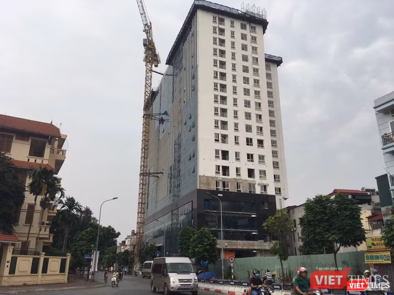 Công trình 8B Lê Trực (Ba Đình - Hà Nội) kéo dài gần 10 năm, trong đó, có gần 5 năm phát hiện sai phạm nhưng TP. Hà Nội vẫn loay hoay chưa xử lý dứt điểm được