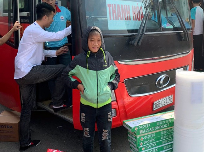 Phương lên xe về quê.