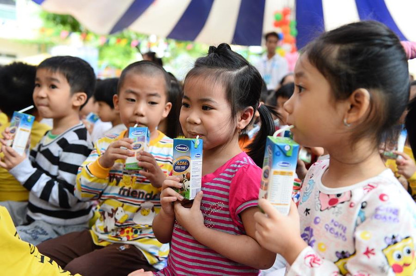 Trẻ em uống sữa trong trường học (Ảnh: unfold.tetrapak.com)