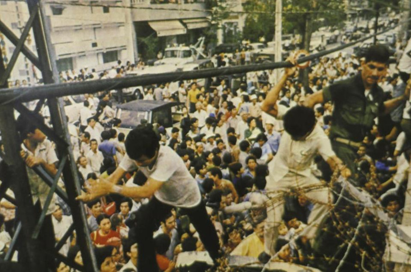 Đám đông trèo tường vào tòa đại sứ tại Sài Gòn