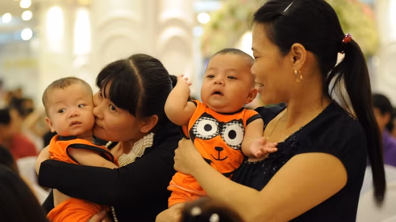 Những người mẹ hiếm muộn hạnh phúc bên cạnh đứa con ra đời từ hỗ trợ sinh sản.