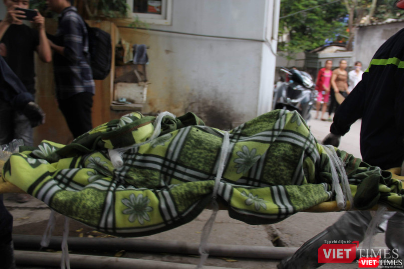 Lực lượng chức năng chuyển thi thể nạn nhân ra khỏi hiện trường.