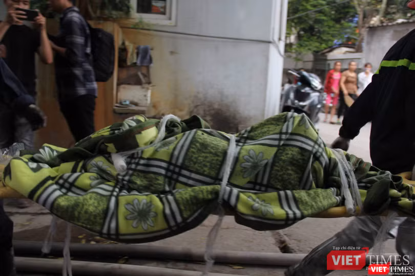 Lực lượng chức năng chuyển thi thể nạn nhân ra khỏi hiện trường.