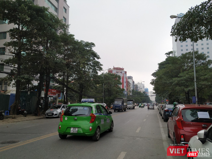 Ngay cả trên những con phố vắng, bầu trời Hà Nội có một màu bàng bạc.