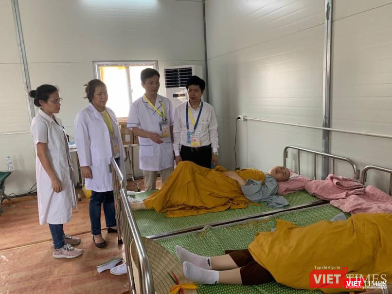 Ông Nguyễn Trọng Khoa - Phó Cục trưởng Cục Quản lý Khám, chữa bệnh (Bộ Y tế) cùng các bác sĩ kiểm tra việc chăm sóc, cấp cứu bệnh nhân tại Đại lễ VESAK 2019.