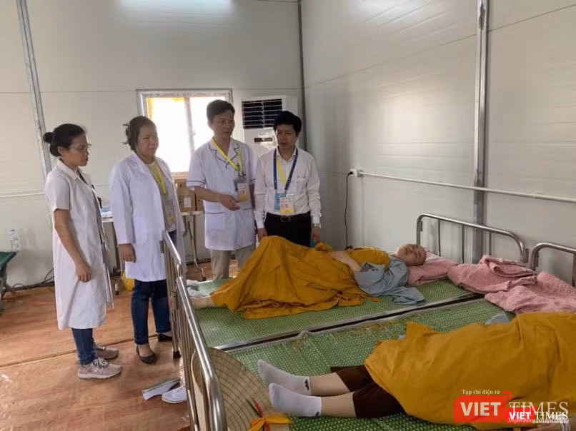 Ông Nguyễn Trọng Khoa - Phó Cục trưởng Cục Quản lý Khám, chữa bệnh (Bộ Y tế) cùng các bác sĩ kiểm tra việc chăm sóc, cấp cứu bệnh nhân tại Đại lễ VESAK 2019.