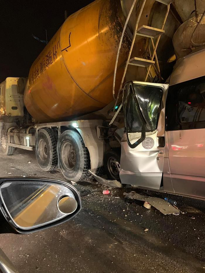 Xe ôtô 16 chỗ bị móp méo toàn bộ phần đầu xe, tài xế bị mắc kẹt trong xe Xe ôtô 16 chỗ bị móp méo toàn bộ phần đầu xe, tài xế bị mắc kẹt trong xe