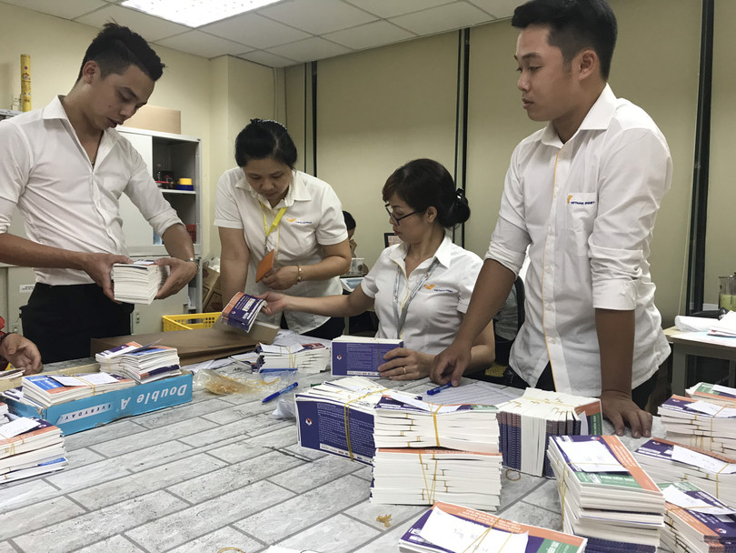 Hơn 18.000 vé xem trận Việt Nam - Malaysia vòng loại World Cup vào ngày 10/10 được chuyển phát trên toàn quốc. Hơn 18.000 vé xem trận Việt Nam - Malaysia vòng loại World Cup vào ngày 10/10 được chuyển phát trên toàn quốc.