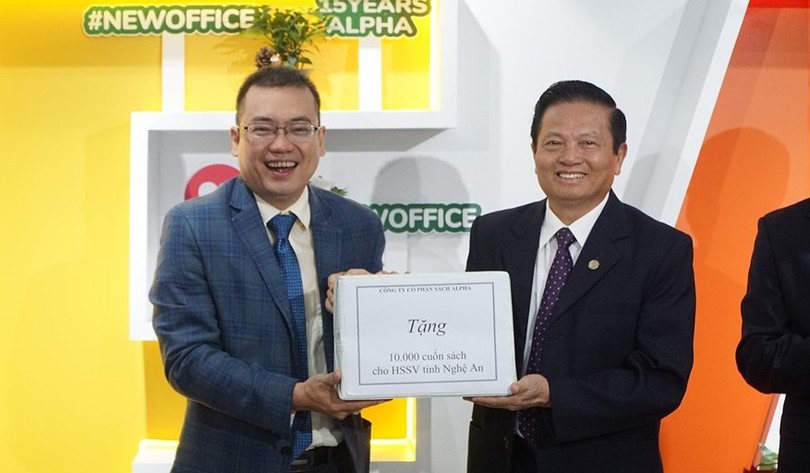 Phần quà 1 vạn cuốn sách được Alpha Books trao tặng cho trẻ em Việt Nam và học sinh Nghệ An.