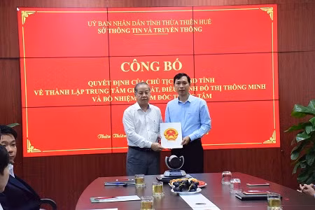 Chủ tịch UBND Phan Ngọc Thọ trao Quyết định thành lập Trung tâm Giám sát, điều hành đô thị thông minh.