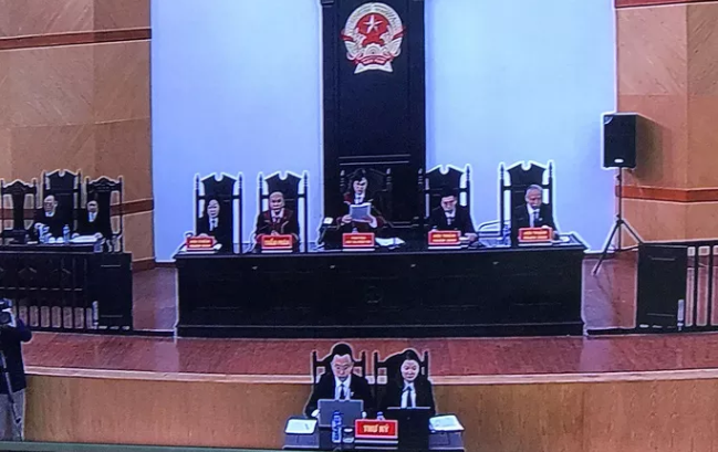 Hội đồng xét xử sơ thẩm đại án Mobifone mua AVG. Ảnh chụp từ màn hình trực tiếp từ phòng xét xử - CTV VietTimes.