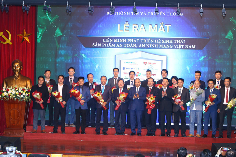 Thủ tướng Nguyễn Xuân Phúc và Bộ trưởng Nguyễn Mạnh Hùng tặng hoa các thành viên Liên minh phát triển Hệ sinh thái sản phẩm an toàn, an ninh mạng Việt Nam. Ảnh: Minh Sơn Thủ tướng Nguyễn Xuân Phúc và Bộ trưởng Nguyễn Mạnh Hùng tặng hoa các thành viên Liên minh phát triển Hệ sinh thái sản phẩm an toàn, an ninh mạng Việt Nam. Ảnh: Minh Sơn