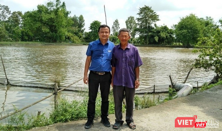 Tác giả Nguyễn Đức Ninh (trái) và chủ hộ nông dân nuôi cá Basa ở An Giang doanh thu 40-60 tỷ đồng/năm tiền cá. Ảnh: Tác giả cung cấp. Tác giả Nguyễn Đức Ninh và chủ hộ nông dân nuôi cá Basa ở An Giang doanh thu 40-60 tỷ tiền cá/năm