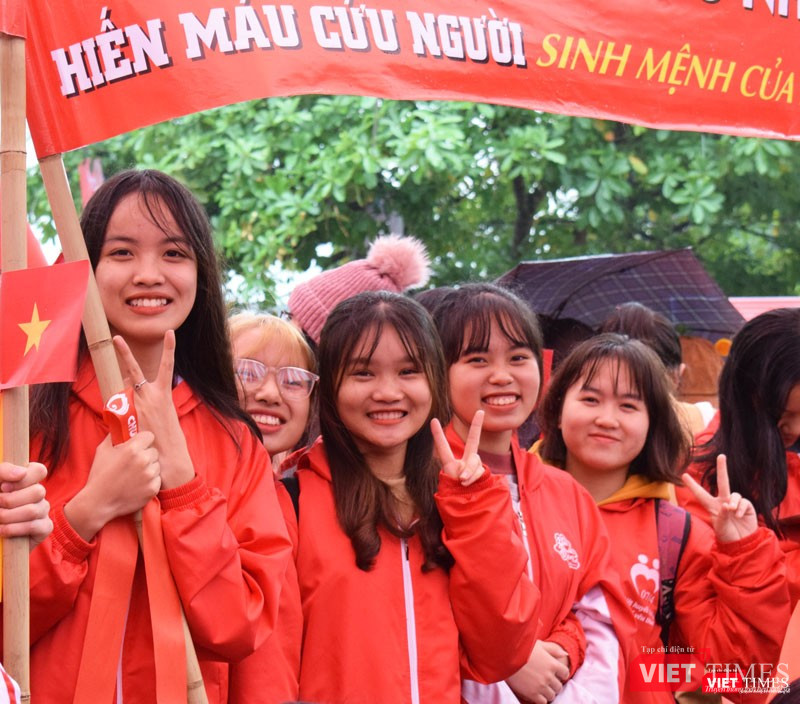 Một nhóm bạn sinh viên đến từ Trường Đại học Hà Nội tham gia lễ phát động trong thời gian chờ tới lượt hiến máu. Một nhóm bạn sinh viên đến từ Trường Đại học Hà Nội tham gia lễ phát động trong thời gian chờ tới lượt hiến máu.