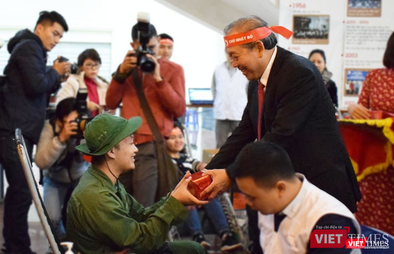 Phó Thủ tướng Trương Hòa Bình tặng quà cho các bạn sinh viên tham gia hiến máu. Phó Thủ tướng Trương Hòa Bình tặng quà cho các bạn sinh viên tham gia hiến máu.