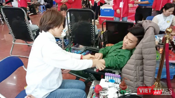 Với nhiều bạn sinh viên, việc hiến máu là cách để các bạn đóng góp một phần nhỏ bé vào việc giúp đỡ cộng đồng, cống hiến cho đất nước. Với nhiều bạn sinh viên, việc hiến máu là cách để các bạn đóng góp một phần nhỏ bé vào việc giúp đỡ cộng đồng, cống hiến cho đất nước.