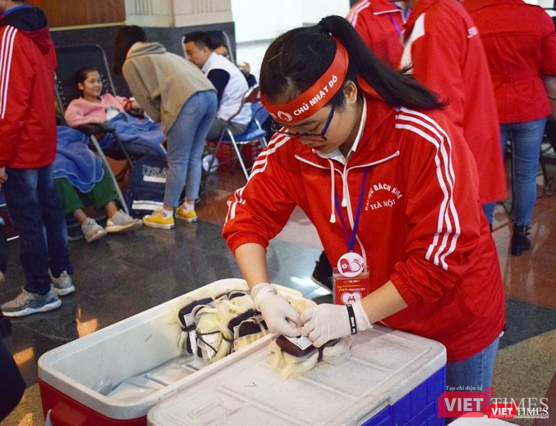 Chỉ sau vài giờ đồng hồ khai mạc, đã có hàng trăm đơn vị máu được thu về. Chỉ sau vài giờ đồng hồ khai mạc, đã có hàng trăm đơn vị máu được thu về.