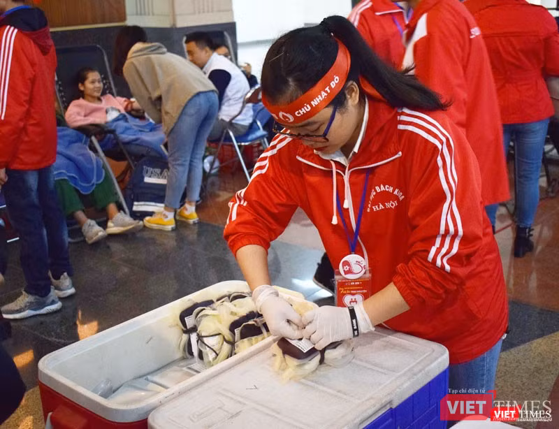 Chỉ sau vài giờ đồng hồ khai mạc, đã có hàng trăm đơn vị máu được thu về.