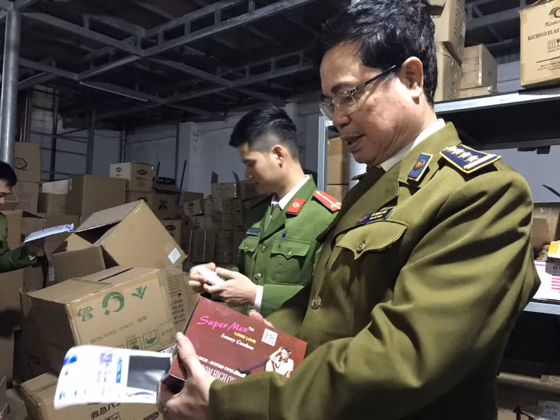 Cơ quan chức năng thu giữ các thiết bị y tế nhập lậu tại kho của Công ty ở Bắc Ninh (Ảnh: Tổng Cục Quản lý thị trường).