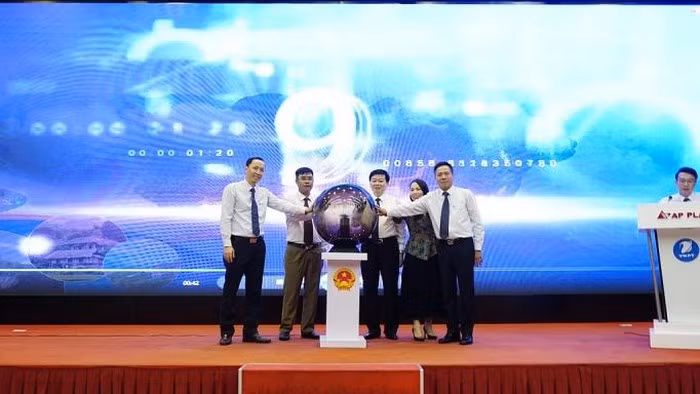 Lãnh đạo tỉnh Hòa Bình và VNPT thực hiện nghi thức khai trương Cổng du lịch thông minh