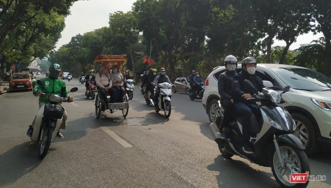 Thủ tướng cho rằng dịch bệnh tiếp tục diễn biến phức tạp, nguy cơ bùng phát vẫn ở mức cao, ảnh hưởng xấu đến kinh tế - xã hội, đời sống nhân dân. Thủ tướng cho rằng dịch bệnh tiếp tục diễn biến phức tạp, nguy cơ bùng phát vẫn ở mức cao, ảnh hưởng xấu đến kinh tế - xã hội, đời sống nhân dân.