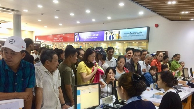 Các cửa hàng nhà mạng chật cứng vì khách hàng đến bổ sung thông tin.