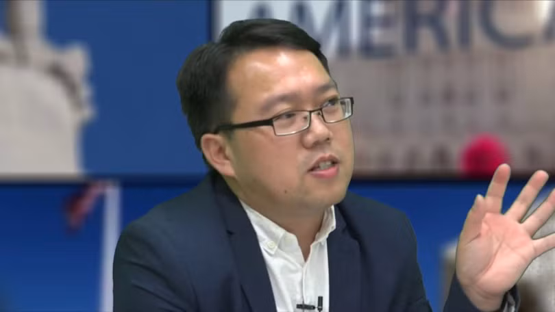 Nhà kinh tế Tần Vĩ Bình: Chính phủ Trung Quốc phạm sai lầm trong việc phán đoán tình hình trong nước hiện nay. Nhà kinh tế Tần Vĩ Bình: Chính phủ Trung Quốc phạm sai lầm trong việc phán đoán tình hình trong nước hiện nay.