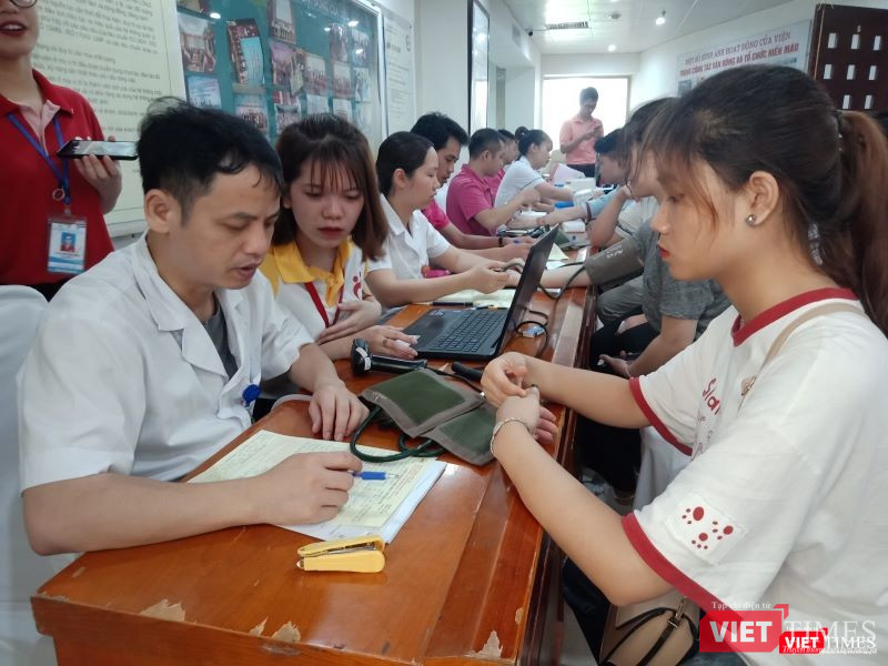 Bác sĩ của Bệnh viện khám sức khỏe cho người dân tham gia hiến máu Bác sĩ của Bệnh viện khám sức khỏe cho người dân tham gia hiến máu