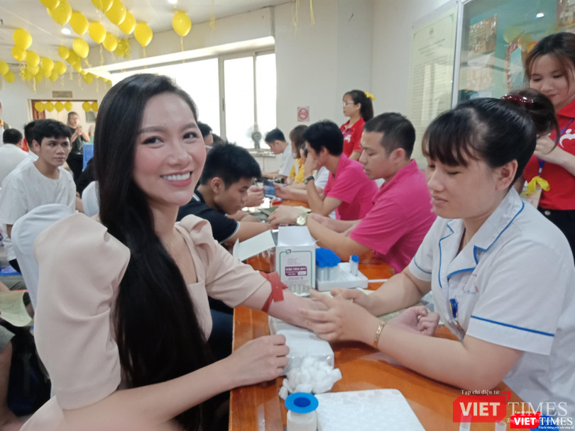 MC Minh Hà xuất hiện khiến cho không khí của ngày hội thêm"nóng". MC Minh Hà xuất hiện khiến cho không khí của ngày hội thêm"nóng".